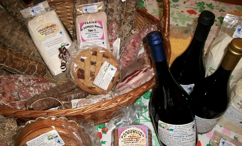 Cesto di prodotti della cascina