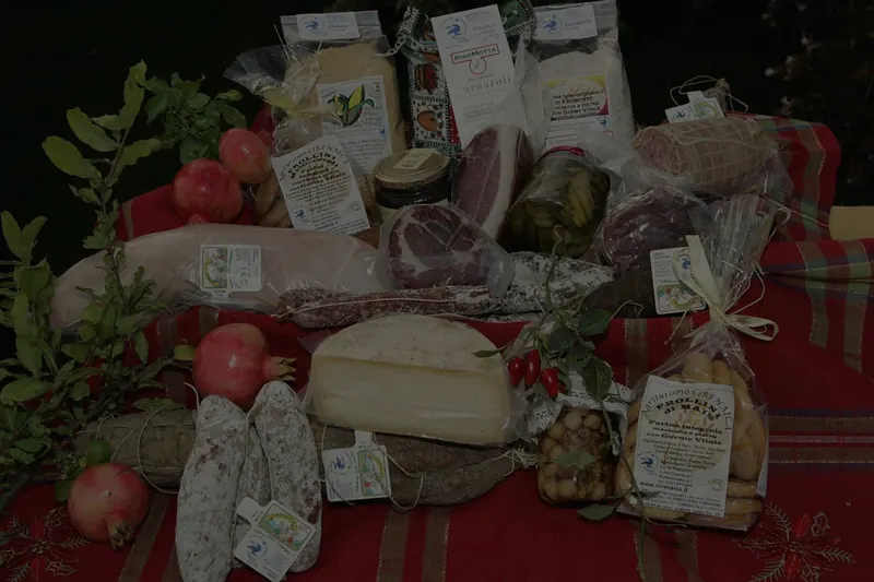 Tavola di degustazione con salumi, formaggi e prodotti del territorio