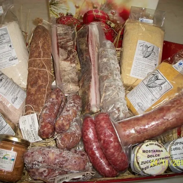 Cesto di salumi, farine e mostarde della cascina