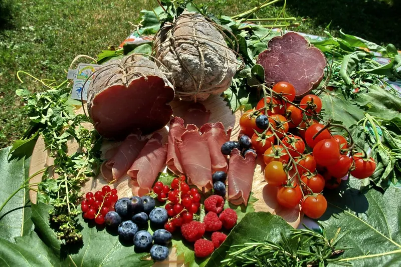 Tagliere di salumi con pomodorini e frutti di bosco
