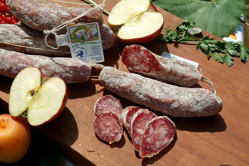 Salametti stagionati affettati su un tagliere